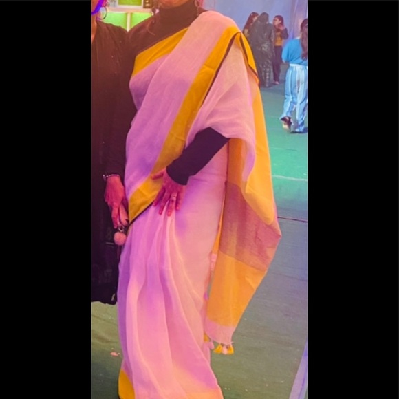❌❌SOLD❌❌Beautiful original linen saree in off white n yellow colour with tassels - Picture 6 of 9